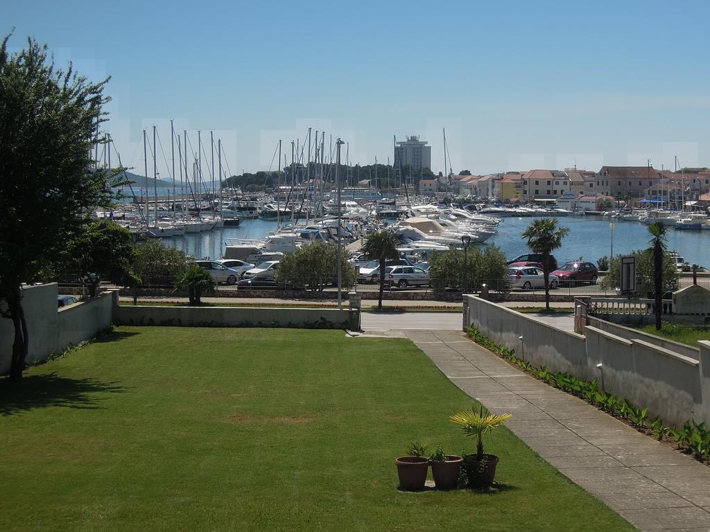 Apartment And Rooms Villa Kolonada Vodice Luaran gambar