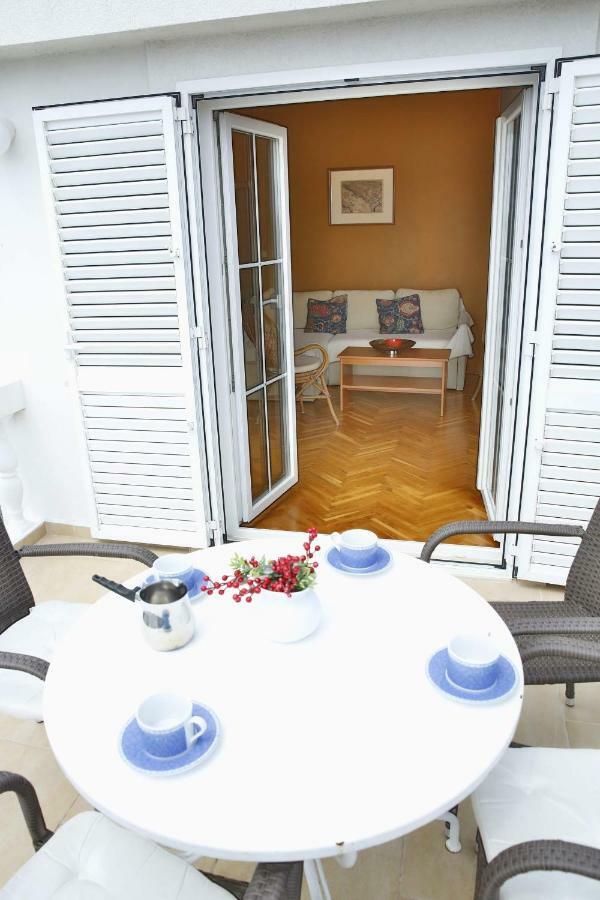 Apartment And Rooms Villa Kolonada Vodice Luaran gambar