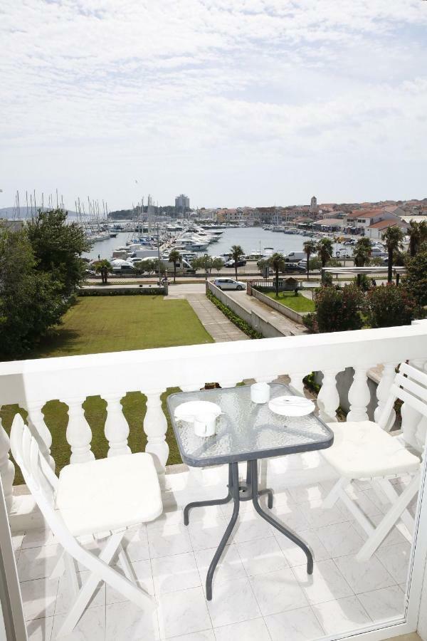 Apartment And Rooms Villa Kolonada Vodice Luaran gambar